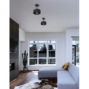 Dwie czarne lampy wiszące t.b.t. w nowoczesnym salonie.