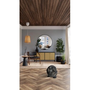Czarny wentylator t.b.t. w salonie z drewnianą podłogą i designerskimi meblami.