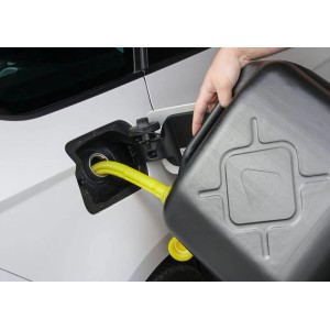 Czarny kanister na paliwo 20 l podczas tankowania samochodu.