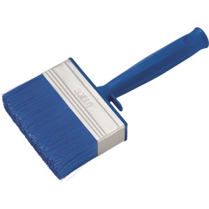 Niebieski pędzel płaski z plastikową rączką, idealny do malowania dużych powierzchni.