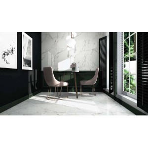 Jasny pokój z płytkami podłogowymi imitującymi marmur. Elegancki wygląd podłogi.