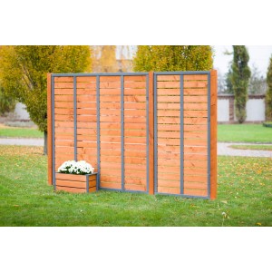 Drewniane panele ogrodzeniowe ze skrzynią na kwiaty w ogrodzie. Ekran prywatności na patio i do ogrodu.