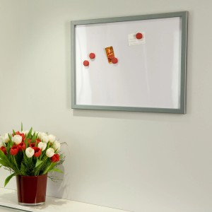 Tablica magnetyczna z szarą ramą i magnesami. Idealna do notatek i organizacji.