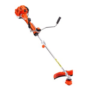 Szczegół kosy spalinowej: Pomarańczowa kosa spalinowa do prac ogrodowych.