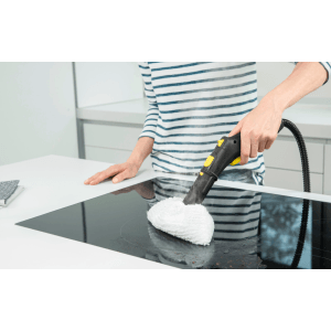 Parownica Kärcher SC 2 EasyFix w użyciu na płycie grzewczej.