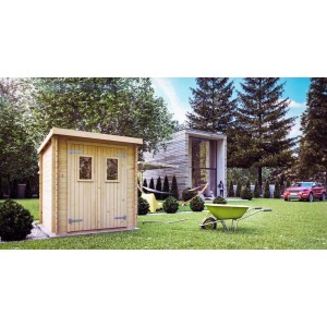 Drewniany domek ogrodowy t.b.t. w ogrodzie z taczką i domem w tle.