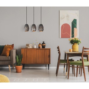 Nowoczesna lampa wisząca t.b.t., 3-punktowa, nad stołem w salonie.