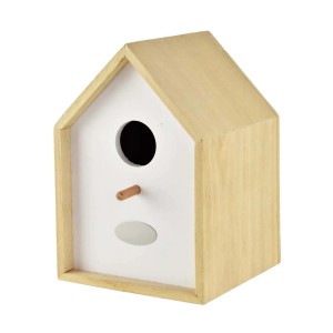 Drewniany domek dla ptaków, biało-naturalny, z otworem wejściowym i żerdzią.
