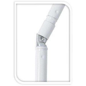 Zbliżenie na przegub białego parasola na wysięgniku.