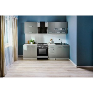 Szary zestaw mebli kuchennych z szafkami wiszącymi, kuchenką i zlewem. Kompletny zestaw do kuchni.