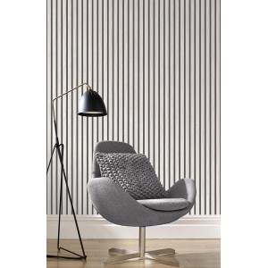 Tapeta dekoracyjna w pionowe paski w pokoju z fotelem i lampą.