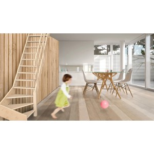 Jasne drewniane schody (t.b.t.) w nowoczesnym salonie z dzieckiem.