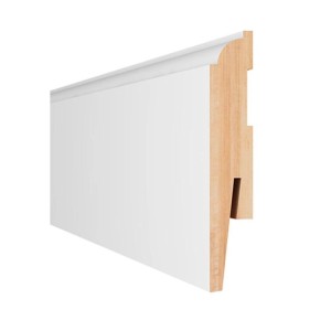 Biała listwa przypodłogowa z drewnianym profilem, widok szczegółowy.