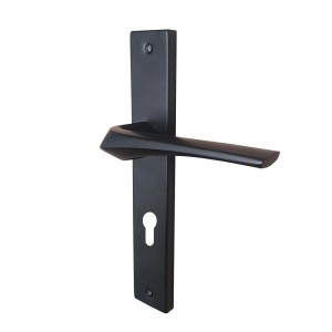 Czarny zestaw klamek do drzwi wewnętrznych.