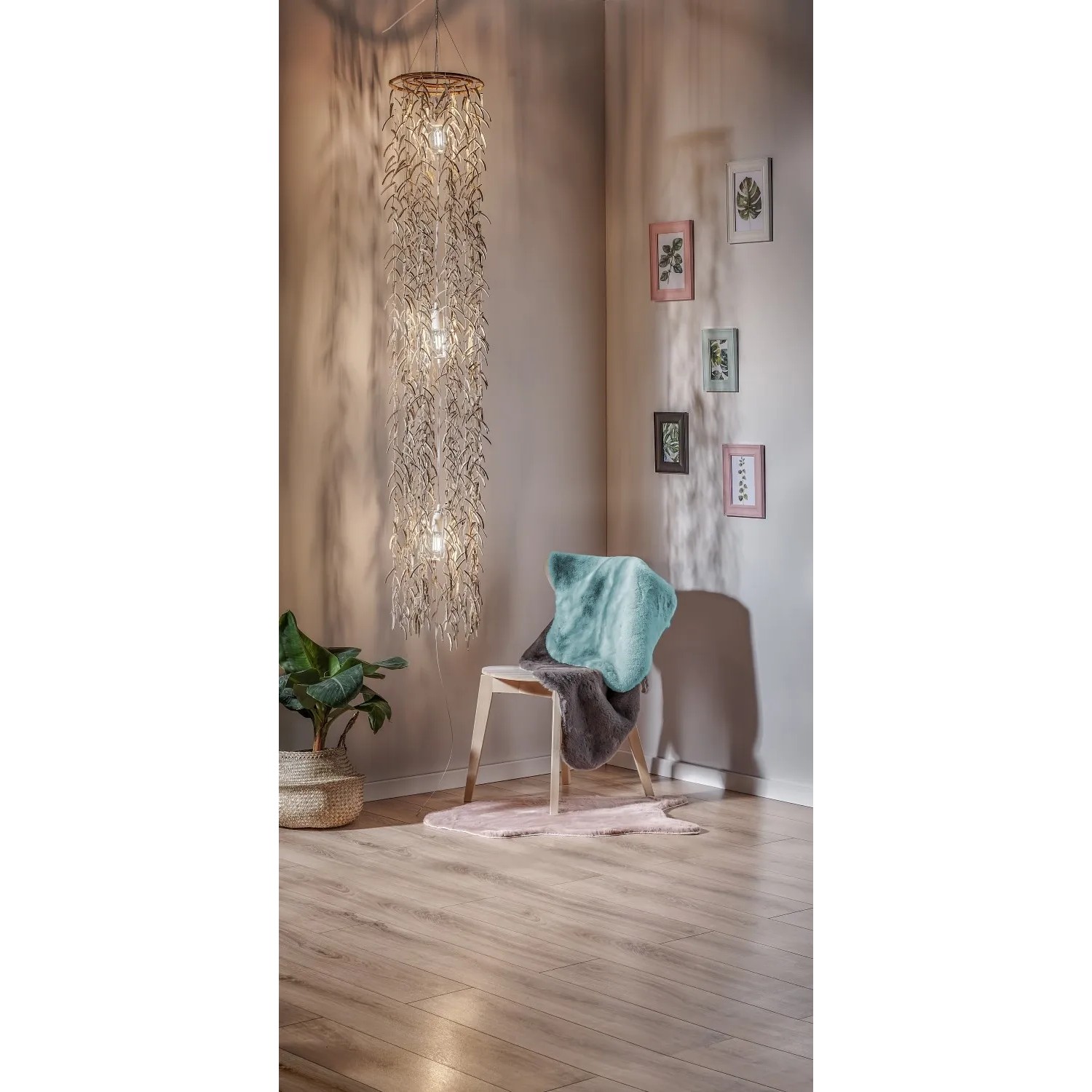 Dekoracyjna lampa wisząca z motywem liści w salonie. Eleganckie oświetlenie.