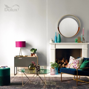 Salon z farbą do ścian t.b.t. i wyposażeniem w odcieniach szarości, niebieskiego i zieleni.