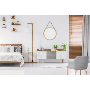 Salon z komodą, łóżkiem, lustrem i dekoracją. Folia samoprzylepna do mebli możliwa.