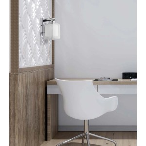 Nowoczesny kinkiet z elementami chromowanymi i szklanymi.