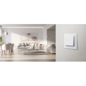 Biały włącznik światła t.b.t. ze szklaną ramką na ścianie w salonie.