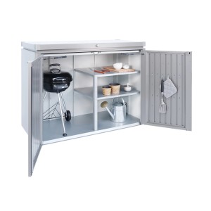 Otwarty schowek ogrodowy Biohort HighBoard 160 w kolorze kwarcowy szary metalik z grillem, półkami i akcesoriami ogrodowymi.