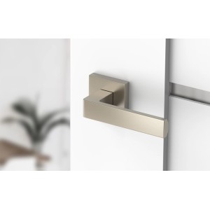 Nowoczesna, kwadratowa klamka do drzwi w kolorze srebrnym. Klamka do drzwi wewnętrznych.