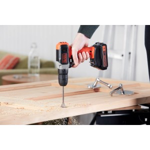Wiertarko-wkrętarka akumulatorowa Black+Decker BCD001C1 podczas wiercenia w drewnie.