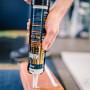 Nakładanie kleju z kartusza na cegłę.