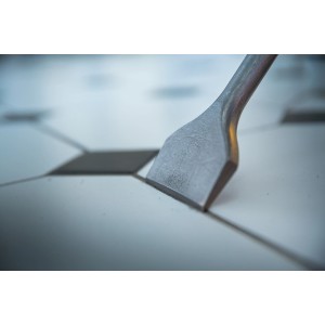 Dłuto do płytek LUX SDS-Max (80 mm) podczas usuwania płytek.