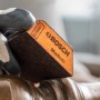 Zbliżenie na gąbkę ścierną Bosch Expert S471 (średnia) w użyciu.