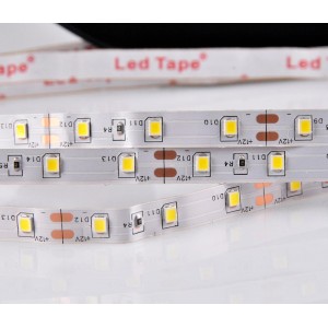 Elastyczna taśma LED z ciepłymi białymi diodami LED do oświetlenia pośredniego.