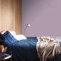 Sypialnia z farbą do ścian w kolorze liliowym. Kolorowe farby do ścian dla przytulnego domu.