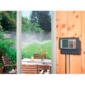 Sterownik nawadniania Gardena Classic 4030 z ogrodem w tle.