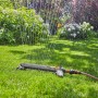 Zraszacz Gardena Aqua Zoom M 250: Zraszacz wahadłowy nawadnia trawnik w ogrodzie.