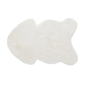 Biały, puszysty dywan t.b.t. z długim włosiem o nietypowym kształcie.