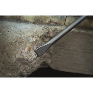 Zestaw dłut LUX Comfort SDS-Plus, 3-częściowy, w użyciu na betonie.