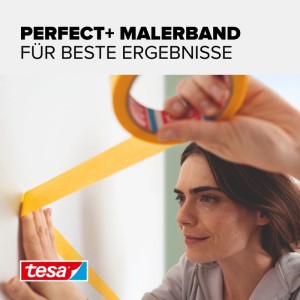 Kobieta nakłada żółtą taśmę malarską tesa Perfect+ na białą ścianę. Zapewnia ostre krawędzie farby przy malowaniu.