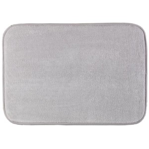 Prostokątny, jasnoszary dywanik łazienkowy z miękkiego włosia.