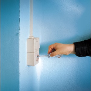 Tester napięcia LUX Comfort używany na gnieździe, do pomiaru napięcia elektrycznego.