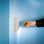 Tester napięcia LUX Comfort używany na gnieździe, do pomiaru napięcia elektrycznego.