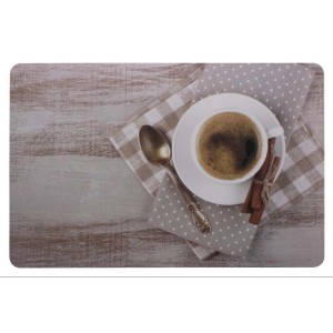 Obrus z filiżanką kawy, łyżeczką i cynamonem na wyglądzie drewna. Dekoracyjna dekoracja stołu.