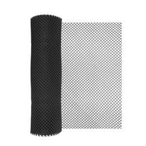 Czarna siatka z tworzywa sztucznego, zwinięta, do ogrodnictwa i innych zastosowań.