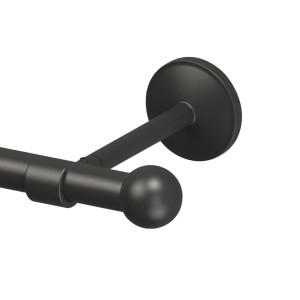 Zbliżenie czarnego karnisza z kulistym zakończeniem i uchwytem ściennym.
