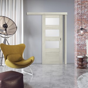 Jasne przesuwne drzwi t.b.t. z czterema szklanymi wkładkami do wnętrz.