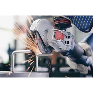 Tarcza tnąca Bosch X-Lock Expert tnie metal iskrząc. Akcesoria do szlifierek kątowych.