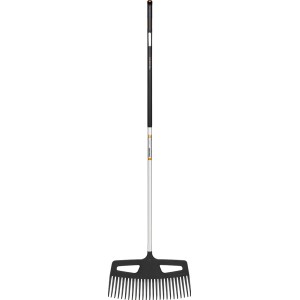 Grabie do liści Fiskars Xact L z szeroką głowicą i aluminiowym trzonkiem do prac ogrodowych.