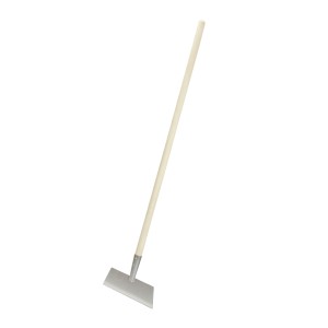 Łopata do śniegu z drewnianym trzonkiem i metalowym ostrzem. Idealna do odśnieżania.