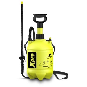Żółty opryskiwacz ogrodowy z lancą, 7 litrów, do pielęgnacji roślin i zwalczania szkodników.