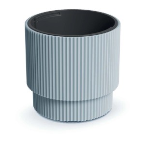 Doniczka t.b.t. w kolorze jasnoniebieskim z żebrowaną powierzchnią.