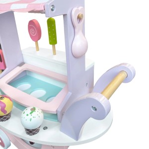 Zbliżenie drewnianego wózka z lodami z zabawkami lodów i lizaków. Zabawka dla dzieci do odgrywania ról.