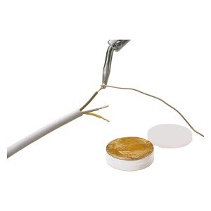 Lutowanie z pastą lutowniczą LUX 20g: Cyna łączy kable, puszka z pastą na pierwszym planie.